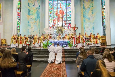 Uroczystość Chrystusa Króla to także święto Akcji Katolickiej i KSM-u. Centralnej uroczystości w Katedrze przewodniczył biskup diecezjalny Jan Wątroba. Eucharystię koncelebrowało 25 księży, wśród nich ks. Stanisław Potera – asystent diecezjalny AK i ks. Tomasz Ryczek – asystent diecezjalny KSM. Po wyznaniu wiary 88 młodych osób złożyło przyrzeczenie Katolickiego Stowarzyszenia Młodzieży. Obrzęd przyrzeczenia prowadził Paweł Grodzki – prezes KSM Diecezji Rzeszowskiej. Ceremonia zakończyła się odśpiewaniem hymnu KSM i zawołaniem: „Przez cnotę, naukę i pracę, służyć Bogu i Ojczyźnie, Gotów!”

Po Komunii św. bp Jan Wątroba, razem z ks. Stanisławem Poterą, wręczył nominacje 20 nowym prezesom oddziałów parafialnych Akcji Katolickiej. Krótkie przemówienia wypowiedzieli kolejno: Jeremi Kalkowski – prezes Zarządu Diecezjalnego Instytutu AK i Paweł Grodzki.

Po Komunii św. wszyscy zebrani uklękli przed Najświętszym Sakramentem. Biskup Ordynariusz odczytał Jubileuszowy Akt Przyjęcia Jezusa Chrystusa za Króla i Pana.

Po Mszy św. bp Jan Wątroba wręczył odznaki i legitymacje nowym członkom KSM.

fot. Fotografiarzeszow