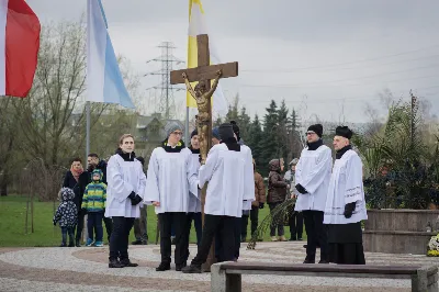 W Wielki Piątek (7 kwietnia) w Parku Papieskim odbyła się Droga Krzyżowa wprowadzająca w przeżywanie Liturgii Męki Pańskiej. Prowadzona była przez wspólnotę Wyższego Seminarium Duchownego w Rzeszowie pod przewodnictwem Biskupa Rzeszowskiego Jana Wątroby. W rozważaniach kolejnych stacji, ks. dr Mateusz Rachwalski, prefekt seminarium, zachęcał do życia zgodnie z nauką wypływającą z krzyża Chrystusowego.
fot. Małgorzata Ryndak