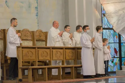 W piątek 13 sierpnia przeżywaliśmy kolejne w tym roku Nabożeństwo Fatimskie. O godz. 18.40 zostały przedstawione prośby i podziękowania do Matki Bożej Fatimskiej, w intencji których sprawowana była także Msza Święta. Eucharystii przewodniczył ks. Piotr Fortuna (proboszcz parafii Rzeszów-Matysówka), homilię zaś wygłosił ks. Jan Pyziak (proboszcz parafii Rzeszów-Matysówka w latach 1985-2018). Po Mszy Świętej wyruszyła procesja z figurą Matki Bożej, podczas której modlitwę różańcową prowadzili przedstawiciele parafii Rzeszów-Zalesie wraz ze swoim duszpasterzem ks. Marcinem Jaraczem. Modlitwę ubogaciła obecność Orkiestry Dętej pod dyrekcją Tadeusza Cielaka. Nabożeństwo zakończył Apel Jasnogórski. fot. Małgorzata Ryndak