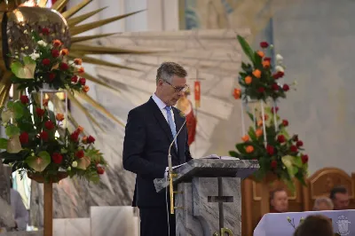 18 maja 2025 r., w katedrze rzeszowskiej celebrowano Eucharystię z okazji 25. rocznicy przyjęcia sakry biskupiej przez bp. Jana Wątrobę. Mszy św. przewodniczył Biskup Rzeszowski, zaś w koncelebrze wzięli udział: abp Józef Michalik, abp Adam Szal, bp Edward Białogłowski, bp Kazimierz Górny, bp Stanisław Jamrozek, bp Marian Rojek, bp Jan Śrutwa oraz kilkudziesięciu kapłanów. W Eucharystii uczestniczyły liczne delegacje osób życia konsekrowanego, przedstawiciele instytucji, fundacji i stowarzyszeń kościelnych. W katedrze rzeszowskiej obecni byli również parlamentarzyści sejmu i senatu, władze wojewódzkie, samorządowe, władze Rzeszowa, rektorzy wyższych uczelni, dyrektorzy instutucji regionalnych, kuratorium oświaty, a także szpitali. Homilię wygłosił bp Edward Białogłowski, biskup pomocniczy senior, który podkreślił, że świętowanie srebrnego jubileuszu Biskupa Rzeszowskiego wpisuje się w przeżywanie Roku Świętego, ale także kolejną rocznicę urodzin św. Jana Pawła II, rocznicę bitwy pod Monte Cassino, inaugurację pontyfikatu Ojca Świętego Leona XIV oraz rocznicę beatyfikacji Józef Sebastiana Pelczara. Na zakończenie liturgii Karolina i Dariusz Kosakowie z dziećmi, jako przedstawiciele diecezjan, przekazali życzenia Jubilatowi. W uroczystej liturgii wzięło udział kilkuset muzyków, chórzystów i członków orkiestr, którzy brali udział w projekcie „Podkarpacie śladami św. Jana Pawła II”. Przedsięwzięcie zostało zorganizowane przez Polski Związek Chórów i Orkiestr – Oddział w Rzeszowie. fot. ks. Jakub Oczkowicz