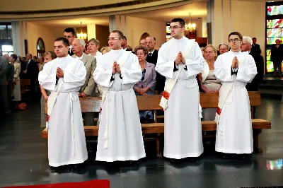 Z pomocą Pana Boga i naszego Zbawiciela, Jezusa Chrystusa, wybieramy tych naszych braci do stanu prezbiteratu”. Tymi słowami, zawartymi w obrzędach święceń, 26 maja br. bp Kazimierz Górny przyjął do grona kapłanów siedemnastu diakonów z Wyższego Seminarium Duchownego w Rzeszowie.
Uroczystą Mszę św. z udzieleniem sakramentu święceń koncelebrowało 110 kapłanów. W homilii Ksiądz Biskup spośród wielu cech, którymi powinien odznaczać się kapłan, wyróżnił wierność Chrystusowi. Odniósł się do obecnych realiów, w których przyjdzie posługiwać neoprezbiterom, a wobec nowych wymagań współczesności, Ksiądz Biskup postawił im za wzór postacie św. Józefa Sebastiana Pelczara oraz błogosławionych kapłanów pochodzących z terenu naszej diecezji: Jana Balickiego, Władysława Findysza, Romana Sitko i Józefa Kowalskiego.
Obrzędy święceń rozpoczęły się po homilii. Najpierw diakoni złożyli przyrzeczenie czci i posłuszeństwa wobec biskupa i jego następców. Następnie wszyscy zgromadzeni, śpiewając Litanię do Wszystkich Świętych, prosili o wylanie Ducha Świętego na kandydatów do prezbiteratu, którzy w tym momencie modlili się leżąc krzyżem. Kluczowym momentem liturgii święceń było nałożenie rąk na głowy diakonów przez Księdza Biskupa i prezbiterów oraz odmówienie modlitwy konsekracyjnej. Od tej chwili diecezja rzeszowska wzbogaciła się o nowych siedemnastu kapłanów, którzy po raz pierwszy celebrowali Eucharystię ze swoim biskupem. Po jej zakończeniu, powierzyli całe swoje kapłańskie życie opiece Maryi - Matce kapłanów.
Dzień święceń kapłańskich jest uroczystością dla całej diecezji. Bowiem tych siedemnastu nowych księży, którzy poświęcili całe swoje życie na ofiarną służbę Bogu, Kościołowi i Ojczyźnie, stanowi wyjątkowo radosny prezent nie tylko dla ich Matek, które obchodziły tego dnia swoje święto, ale są oni darem dla całego Kościoła i diecezji rzeszowskiej, w której będą posługiwać. Neoprezbiterzy pod koniec czerwca otrzymają skierowanie na zastępstwa w parafiach diecezji, a od końca sierpnia rozpoczną pracę jako wikariusze na swoich pierwszych placówkach.

Święcenia przyjęli:

ks. Grzegorz Białoń z Małastowa
ks. Wojciech Chrostowski z Gorlic (Fara)
ks. Mirosław Dziadosz z Jasła (Chrystus Król)
ks. Paweł Gąsior z Rożnowic
ks. Mirosław Głowacki z Chmielowa (diec. sandomierska)
ks. Damian Jacek z Czudca
ks. Mirosław Kardaś ze Strzyżowa (św. J. S. Pelczara)
ks. Tomasz Kołodziej z Trzebosi
ks. Filip Mikuła z Rzeszowa (Katedra)
ks. Mateusz Mycek z Sędziszowa Małopolskiego (Fara)
ks. Marcin Pokrywka z Przeworska (Ojcowie Bernardyni, diec. przemyska)
ks. Nikodem Rybczyk z Gorlic (Fara)
ks. Tomasz Ryczek z Turzy (diec. tarnowska)
ks. Paweł Sikora z Rzeszowa (Zwięczyca - św. Józefa)
ks. Krzysztof Wilczkiewicz z Gorlic (Glinik)
ks. Tomasz Wójcik z Niewodnej
ks. Julian Wybraniec z Rzeszowa (św. Rocha)