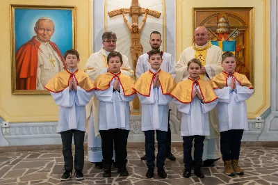 W niedzielę Chrztu Pańskiego, 8 stycznia, w ostatnim dniu okresu Bożego Narodzenia podczas Mszy Świętej o godz. 9.00 ks. Krzysztof Gołąbek, proboszcz naszej Katedry, przyjął do grona Liturgicznej Służby Ołtarza pięciu chłopców.
Po odpowiednim przygotowaniu, pod czujnym okiem ks. Pawła Wójcika – opiekuna ministrantów oraz ceremoniarza Rafała Waszczaka, otrzymali stopień choralisty, po raz pierwszy mogli ubrać kołnierzyki, a także otrzymali legitymacje ministranckie. To wielka radość dla naszej parafii. Gratulujemy chłopcom odwagi oraz życzymy wytrwałości w tym pięknym powołaniu, jakim jest służba przy Ołtarzu Pana Jezusa.
Drugim bardzo ważnym momentem w tym dniu było wręczenie pucharów dla trzech najlepszych ministrantów 2022 roku. Złotym ministrantem niezmiennie od kilku lat został animator Wojciech Jędrzejewski, srebrnym Adam Sowa, brązowym – najmłodszy w naszej wspólnocie – Dawid Pruchnicki. Gratulujemy im pięknej służby.
Zapraszamy wszystkich chętnych chłopców do wstąpienia w szeregi katedralnej Liturgicznej Służby Ołtarza.
Zainteresowanych prosimy o kontakt z ks. Pawłem Wójcikiem.

Rafał Waszczak
fot. Joanna Prasoł 