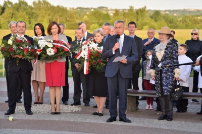 2 czerwca 2021 r., w 30. rocznicę wizyty Jana Pawła II w Rzeszowie, bp Kazimierz Górny i Tadeusz Ferenc odsłonili, a bp Jan Wątroba poświęcił pomnik św. Jana Pawła II w Parku Papieskim w Rzeszowie.  Odsłonięcie i poświęcenie poprzedziła Msza św. w naszej Katedrze pod przewodnictwem bpa Jana Wątroby. Eucharystię koncelebrował bp Edward Białogłowski, abp Edward Nowak i blisko 20 księży. We Mszy św. uczestniczył bp Kazimierz Górny.  Homilię wygłosił bp Edward Białogłowski. Po Komunii Świętej abp Edward Nowak, były sekretarz Kongregacji Spraw Kanonizacyjnych, powiedział o swojej współpracy z Janem Pawłem II.  Po Mszy św. jej uczestnicy przeszli do Parku Papieskiego. Krótkie przemówienia wygłosili: Ewa Leniart, wojewoda podkarpacki, Marek Bajdak, pełniący funkcję prezydenta Rzeszowa, Mieczysław Janowski, były prezydent Rzeszowa i bp Kazimierz Górny, pierwszy ordynariusz diecezji rzeszowskiej.  Pomnik odsłonił bp Kazimierz Górny i Tadeusz Ferenc, były prezydent Rzeszowa, a poświęcania dokonał bp Jan Wątroba.  Na początku października 2020 r. w Parku Papieskim zamontowano pomnik św. Jana Pawła II, który zastąpił obelisk z tablicą upamiętniającą pobyt papieża w Rzeszowie (obelisk umieszczono kilka metrów obok pomnika). Czterometrowy pomnik przedstawia Ojca Świętego ubranego w liturgiczne szaty, siedzącego na granitowym tronie. Papież w jednej ręce trzyma księgę Pisma Świętego, a drugą wykonuje gest błogosławieństwa. Odlew został wykonany z brązu. Całość znajduje się na granitowym podeście, który oplatają metalowe róże.  Pomnik zaprojektował Eliasz Dyrow, 26-letni malarz i rzeźbiarz z Jarosławia. Dyrow urodził się w polskiej rodzinie mieszkającej w Kijowie. W 2011 r., w ramach repatriacji, przyjechał do Jarosławia, gdzie ukończył Liceum Plastyczne, a następnie Wydział Sztuki Uniwersytetu Rzeszowskiego.  fot. ks. Tomasz Nowak 