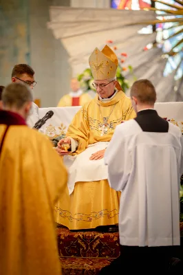 „Na swoje życie i swoje kapłaństwo trzeba popatrzeć w świetle Bożej miłości. Inaczej go nie pojmiemy ani my, ani ci, którzy będą na nas patrzeć” – mówił bp Jan Wątroba podczas Mszy św. z udzieleniem święceń prezbiteratu. 4 czerwca 2022 r. w kościele katedralnym jedenastu diakonów diecezji rzeszowskiej przyjęło sakrament kapłaństwa.
Do grona neoprezbiterów diecezji rzeszowskiej należą: ks. Sebastian Bełz z parafii w Nienadówce, ks. Krzysztof Lampart z parafii w Rudnej Wielkiej, ks. Mateusz Łachmanek z parafii w Lipinkach, ks. Karol Migut z parafii w Jasionce, ks. Marcin Murawski z parafii katedralnej w Rzeszowie, ks. Adrian Pazdan z parafii w Zagorzycach, ks. Tomasz Sienicki z parafii w Bieździedzy, ks. Dominik Świeboda z parafii w Palikówce, ks. Piotr Wąsacz z parafii bł. Władysława Findysza w Rzeszowie, ks. Mateusz Wojtuń z parafii w Święcanach oraz ks. Wiktor Zoła z parafii w Cieklinie.
Mszy św. przewodniczył i święceń udzielił bp Jan Wątroba. Eucharystię koncelebrowało około osiemdziesięciu księży, m.in: przełożeni Wyższego Seminarium Duchownego w Rzeszowie oraz proboszczowie i wikariusze z parafii rodzinnych neoprezbiterów. W Mszy św. uczestniczył abp Edward Nowak, bp Kazimierz Górny i bp Edward Białogłowski.
Zebranych w kościele katedralnym powitał ks. Krzysztof Gołąbek, proboszcz parafii.
W homilii bp Jan Wątroba nawiązał do słów z Ewangelii według św. Jana w których Chrystus tłumaczy co to znaczy być dobrym pasterzem. „Być kapłanem w Kościele Chrystusowym to znaczy mieć udział w Jego pasterskiej misji i stale upodabniać się do Dobrego Pasterza, który zna owce, karmi je, broni i jest gotów oddać życie dla ich dobra” – mówił hierarcha.
Po homilii odbył się obrzędy święceń: przyrzeczenie czci i posłuszeństwa Biskupowi Ordynariuszowi, Litania do Wszystkich Świętych podczas której kandydaci leżeli krzyżem, nałożenie rąk, modlitwa święceń oraz namaszczenie rąk krzyżmem i wręczenie chleba i wina. Podczas Liturgii Eucharystycznej nowo wyświęceni po raz pierwszy wyciągnęli dłonie nad chlebem i winem wypowiadając słowa konsekracji.
Na zakończenie Mszy św. ks. Tomasz Sienicki, podziękował w imieniu nowo wyświęconych wszystkim, którzy przyczynili się do przygotowania ich do kapłaństwa. Słowa wdzięczności, m.in. przełożonym Wyższego Seminarium Duchownego w Rzeszowie i rodzicom neoprezbiterów, wypowiedział bp Jan Wątroba. 
W drodze do zakrystii neoprezbiterzy zatrzymali się przy figurze Matki Bożej Fatimskiej zawierzając swoje kapłaństwo Matce Bożej.
W niedzielę, 5 czerwca, w Uroczystość Zesłania Ducha Świętego, neoprezbiterzy będą sprawować w swoich rodzinnych parafiach uroczyste Msze św. prymicyjne, a w najbliższych tygodniach otrzymają skierowania do parafii.

Fot. ks. Jakub Nagi oraz biala-wrona.pl
