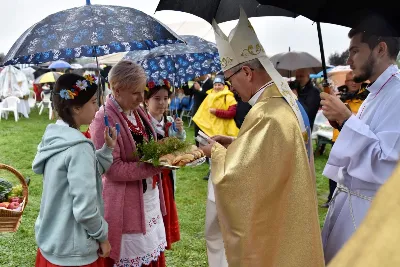 W niedzielę 29 sierpnia 2021 r. w Parku Papieskim w Rzeszowie odbyły się Dożynki Diecezjalne. Mimo deszczowej pogody do Parku Papieskiego przyjechało 57 delegacji z parafii diecezji rzeszowskiej z 65 wieńcami. Tegoroczną obsługę dożynek, w tym przygotowanie liturgii, zapewnili wierni i duszpasterze z dekanatu Rzeszów Wschód. Przed Mszą św. członkowie Stowarzyszenia Przyjaciół Ziemi Słocińskiej zaprezentowali program słowno-muzyczny. Podczas Mszy św. wystąpił chór z parafii św. Rocha w Rzeszowie pod dyrekcją Krzysztofa Husa oraz Gminna Orkiestra Dęta z Krasnego. Przed rozpoczęciem Mszy św. ks. Jerzy Uchman, diecezjalny duszpasterz rolników, przywitał przybyłych do Rzeszowa rolników, ogrodników, sadowników i pszczelarzy, wśród nich starostów dożynek: Marka Leśniewskiego i Teresę Kilar z parafii św. Rocha w Rzeszowie. Mszy św. przewodniczył bp Jan Wątroba. W koncelebrze uczestniczył bp Kazimierz Górny, ks. Wiesław Szurek oraz blisko dwudziestu księży. W długiej procesji z darami do ołtarza podeszły delegacje wszystkich obecnych parafii przynosząc chleby, wino, miód i owoce. Na zakończenie liturgii Biskup Rzeszowski pobłogosławił przyniesione płody ziemi. Po błogosławieństwie poszczególne delegacje, przedstawiane przez ks. Rafała Flaka, dyrektora Wydziału Duszpasterskiego Kurii Diecezjalnej w Rzeszowie, zaprezentowały swoje wieńce.  Fot. ks. Tomasz Nowak