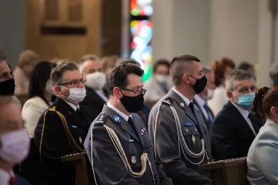 W poniedziałek 18 maja o godz. 18.00 w naszej Katedrze miało miejsce dziękczynienie w stulecie urodzin Karola Wojtyły – św. Jana Pawła II. W tym dniu dziękowaliśmy również i modliliśmy się w intencji naszych Księży Biskupów: Jana – z racji 20. rocznicy sakry biskupiej oraz Kazimierza – z racji 60. rocznicy święceń kapłańskich, a także w intencji naszego Księdza Infułata Stanisława w 60. rocznicę święceń kapłańskich. Eucharystii przewodniczył bp Jan Wątroba. Mszę św. koncelebrowali: bp Kazimierz Górny, bp Edward Białogłowski, infułaci: ks. Stanisław Mac i ks. Wiesław Szurek, księża dziekani oraz duchowni z różnych instytucji diecezji rzeszowskiej.  W Mszy św. uczestniczyły władze państwowe i samorządowe oraz służby mundurowe. fot. Dariusz Kamiński (fotografiarzeszow.com.pl)