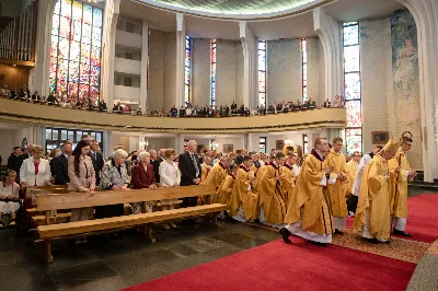 „Na swoje życie i swoje kapłaństwo trzeba popatrzeć w świetle Bożej miłości. Inaczej go nie pojmiemy ani my, ani ci, którzy będą na nas patrzeć” – mówił bp Jan Wątroba podczas Mszy św. z udzieleniem święceń prezbiteratu. 4 czerwca 2022 r. w kościele katedralnym jedenastu diakonów diecezji rzeszowskiej przyjęło sakrament kapłaństwa.
Do grona neoprezbiterów diecezji rzeszowskiej należą: ks. Sebastian Bełz z parafii w Nienadówce, ks. Krzysztof Lampart z parafii w Rudnej Wielkiej, ks. Mateusz Łachmanek z parafii w Lipinkach, ks. Karol Migut z parafii w Jasionce, ks. Marcin Murawski z parafii katedralnej w Rzeszowie, ks. Adrian Pazdan z parafii w Zagorzycach, ks. Tomasz Sienicki z parafii w Bieździedzy, ks. Dominik Świeboda z parafii w Palikówce, ks. Piotr Wąsacz z parafii bł. Władysława Findysza w Rzeszowie, ks. Mateusz Wojtuń z parafii w Święcanach oraz ks. Wiktor Zoła z parafii w Cieklinie.
Mszy św. przewodniczył i święceń udzielił bp Jan Wątroba. Eucharystię koncelebrowało około osiemdziesięciu księży, m.in: przełożeni Wyższego Seminarium Duchownego w Rzeszowie oraz proboszczowie i wikariusze z parafii rodzinnych neoprezbiterów. W Mszy św. uczestniczył abp Edward Nowak, bp Kazimierz Górny i bp Edward Białogłowski.
Zebranych w kościele katedralnym powitał ks. Krzysztof Gołąbek, proboszcz parafii.
W homilii bp Jan Wątroba nawiązał do słów z Ewangelii według św. Jana w których Chrystus tłumaczy co to znaczy być dobrym pasterzem. „Być kapłanem w Kościele Chrystusowym to znaczy mieć udział w Jego pasterskiej misji i stale upodabniać się do Dobrego Pasterza, który zna owce, karmi je, broni i jest gotów oddać życie dla ich dobra” – mówił hierarcha.
Po homilii odbył się obrzędy święceń: przyrzeczenie czci i posłuszeństwa Biskupowi Ordynariuszowi, Litania do Wszystkich Świętych podczas której kandydaci leżeli krzyżem, nałożenie rąk, modlitwa święceń oraz namaszczenie rąk krzyżmem i wręczenie chleba i wina. Podczas Liturgii Eucharystycznej nowo wyświęceni po raz pierwszy wyciągnęli dłonie nad chlebem i winem wypowiadając słowa konsekracji.
Na zakończenie Mszy św. ks. Tomasz Sienicki, podziękował w imieniu nowo wyświęconych wszystkim, którzy przyczynili się do przygotowania ich do kapłaństwa. Słowa wdzięczności, m.in. przełożonym Wyższego Seminarium Duchownego w Rzeszowie i rodzicom neoprezbiterów, wypowiedział bp Jan Wątroba. 
W drodze do zakrystii neoprezbiterzy zatrzymali się przy figurze Matki Bożej Fatimskiej zawierzając swoje kapłaństwo Matce Bożej.
W niedzielę, 5 czerwca, w Uroczystość Zesłania Ducha Świętego, neoprezbiterzy będą sprawować w swoich rodzinnych parafiach uroczyste Msze św. prymicyjne, a w najbliższych tygodniach otrzymają skierowania do parafii.

Fot. ks. Jakub Nagi oraz biala-wrona.pl
