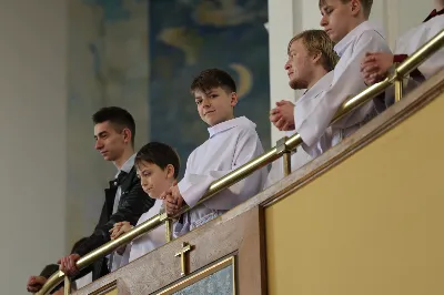 „Eucharystia powinna nas prowadzić do odkrycia kapłańskiej misji Ludu Bożego, kapłańskiej misji każdego z nas” – powiedział Biskup Rzeszowski podczas Mszy Wieczerzy Pańskiej, której przewodniczył w katedrze rzeszowskiej w Wielki Czwartek, 2 kwietnia 2026 r.
Podczas uroczystej liturgii Wielkiego Czwartku w katedrze rzeszowskiej, której przewodniczył bp Jan Wątroba, wierni zostali zaproszeni do refleksji nad tajemnicą Eucharystii, kapłaństwa oraz powołania całego Ludu Bożego do udziału w misji Chrystusa. Na zakończenie homilii biskup zachęcił do szczególnej modlitwy za kapłanów, zwłaszcza tych przeżywających trudności i kryzysy. „Panie Jezu, dobry pasterzu i towarzyszu wędrówki, dziś powierzamy Ci wszystkich kapłanów, ale zwłaszcza tych, którzy przechodzą chwilę kryzysu” – powiedział Biskup Rzeszowski. Wezwał także wspólnotę wiernych do troski o kapłanów poprzez modlitwę, życzliwość i wsparcie.
Wielkoczwartkowa liturgia w katedrze rzeszowskiej stała się nie tylko dziękczynieniem za dar Eucharystii i kapłaństwa, ale także wezwaniem do odnowienia świadomości odpowiedzialności każdego wiernego za życie Kościoła i świadectwo wiary w świecie. fot. ks. Jakub Oczkowicz