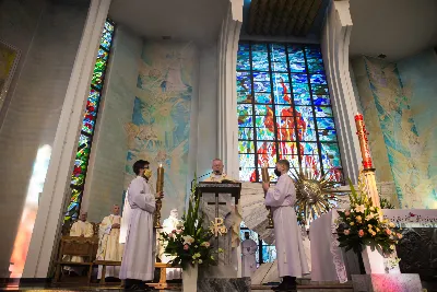 W poniedziałek 18 maja o godz. 18.00 w naszej Katedrze miało miejsce dziękczynienie w stulecie urodzin Karola Wojtyły – św. Jana Pawła II. W tym dniu dziękowaliśmy również i modliliśmy się w intencji naszych Księży Biskupów: Jana – z racji 20. rocznicy sakry biskupiej oraz Kazimierza – z racji 60. rocznicy święceń kapłańskich, a także w intencji naszego Księdza Infułata Stanisława w 60. rocznicę święceń kapłańskich. Eucharystii przewodniczył bp Jan Wątroba. Mszę św. koncelebrowali: bp Kazimierz Górny, bp Edward Białogłowski, infułaci: ks. Stanisław Mac i ks. Wiesław Szurek, księża dziekani oraz duchowni z różnych instytucji diecezji rzeszowskiej.  W Mszy św. uczestniczyły władze państwowe i samorządowe oraz służby mundurowe. fot. Dariusz Kamiński (fotografiarzeszow.com.pl)