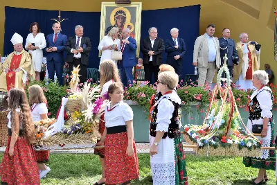 „Wierność ideałom jest gwarantem tego, że nie pogubimy się życiowo, nie skompromitujemy się i w naszym polskim domu będziemy gospodarzami, a nie najemnikami” – mówił podczas Dożynek Diecezjalnych bp Edward Białogłowski. 28 sierpnia 2022 r. do Parku Papieskiego w Rzeszowie przyjechało ponad 60 delegacji z wieńcami.

Do Parku Papieskiego w Rzeszowie przyjechało ponad 60 delegacji z parafii diecezji rzeszowskiej z wieńcami żniwnymi. Tegoroczną obsługę dożynek, w tym przygotowanie liturgii, zapewnili wierni i duszpasterze z Diecezjalnego Sanktuarium św. Józefa w Rzeszowie i dekanatu Rzeszów Północ. Przed Mszą św. odbył się program słowno-muzyczny w wykonaniu Diakonii Muzycznej z parafii św. Józefa w Rzeszowie.

Przed rozpoczęciem Mszy św. ks. Jerzy Uchman, diecezjalny duszpasterz rolników, przywitał przybyłych do Rzeszowa rolników, ogrodników, sadowników i pszczelarzy, wśród nich starostów dożynek: Aleksandrę i Bartłomieja Kędziorów z parafii pw. św. Józefa w Rzeszowie, a także obecnych na Mszy św. parlamentarzystów, władze państwowe i samorządowe, służby mundurowe oraz poczty sztandarowe.

Eucharystii przewodniczył bp Kazimierz Górny. W koncelebrze uczestniczył bp Edward Białogłowski, ks. infułat Wiesław Szurek oraz blisko dwudziestu księży.

Homilię wygłosił bp Edward Białogłowski.

„Dziękujemy Bogu za rolników, którzy mimo różnych trudności i przeciwności, które dotykają polską wieś, trwają przy rodzinnych gospodarstwach. Pochylają się nad rolą, która wydaje chleb i różne rośliny, warzywa, owoce i kwiaty. Dziękujemy wam, gospodynie i gospodarze, starsi i młodzi, za troskę i bezpieczeństwo żywnościowe naszego kraju oraz za zapasy żywnościowe, które są sprzedawane do innych krajów, a także wspomagają naszych sąsiadów borykających się, czy uciekających ze swojego kraju przed wojną do naszej ojczyzny, aby znaleźć tutaj bezpieczny kąt” – mówił bp Edward Białogłowski.

Biskup Białogłowski kierując do zebranych słowa zachęty pytał:

„Czy wasze domu rozbrzmiewają codzienną modlitwą dziękczynną i błagalną? Czy niedziela dla waszych domowników jest dniem świętym, z udziałem we Mszy św., z rodzinnym posiłkiem, z rozmową o waszej rodzinie, o jej troskach i radościach, o gospodarstwie, jego przyszłości i o przyszłości naszej ojczyzny? Zapalajcie ducha młodego pokolenia do życia ideałami: Bóg, honor, ojczyzna (…) Wierność ideałom jest gwarantem tego, że nie pogubimy się życiowo, nie skompromitujemy się i w naszym polskim domu będziemy gospodarzami, a nie najemnikami” – mówił bp Białogłowski.

Po błogosławieństwie poszczególne delegacje zaprezentowały swoje wieńce.

ks. Jakub Nagi
fot. ks. Tomasz Nowak