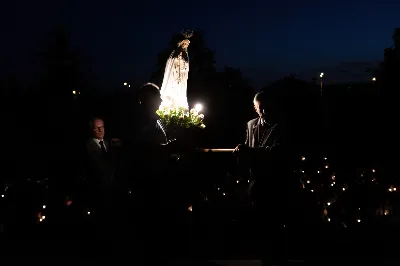 W niedzielę 13 sierpnia przeżywaliśmy kolejne w tym roku Nabożeństwo Fatimskie. O godz. 18.40 zostały przedstawione prośby i podziękowania do Matki Bożej Fatimskiej, w intencji których sprawowana była także Msza Święta. Eucharystii przewodniczył ks. Piotr Fortuna (proboszcz parafii Rzeszów-Matysówka), homilię zaś wygłosił ks. Jan Pyziak (proboszcz parafii Rzeszów-Matysówka w latach 1985-2018). Po Mszy Świętej wyruszyła procesja z figurą Matki Bożej, podczas której modlitwę różańcową prowadzili przedstawiciele parafii Rzeszów-Zalesie wraz ze swoim duszpasterzem ks. Łukaszem Jaskiem. Modlitwę ubogaciła obecność Orkiestry Dętej pod dyrekcją Tadeusza Cielaka. Nabożeństwo zakończył Apel Jasnogórski. fot. Joanna Prasoł