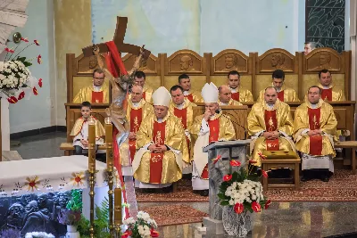 Uroczystość Chrystusa Króla to także święto Akcji Katolickiej i KSM-u. Centralnej uroczystości w Katedrze przewodniczył biskup diecezjalny Jan Wątroba. Eucharystię koncelebrowało 25 księży, wśród nich ks. Stanisław Potera – asystent diecezjalny AK i ks. Tomasz Ryczek – asystent diecezjalny KSM. Po wyznaniu wiary 88 młodych osób złożyło przyrzeczenie Katolickiego Stowarzyszenia Młodzieży. Obrzęd przyrzeczenia prowadził Paweł Grodzki – prezes KSM Diecezji Rzeszowskiej. Ceremonia zakończyła się odśpiewaniem hymnu KSM i zawołaniem: „Przez cnotę, naukę i pracę, służyć Bogu i Ojczyźnie, Gotów!”

Po Komunii św. bp Jan Wątroba, razem z ks. Stanisławem Poterą, wręczył nominacje 20 nowym prezesom oddziałów parafialnych Akcji Katolickiej. Krótkie przemówienia wypowiedzieli kolejno: Jeremi Kalkowski – prezes Zarządu Diecezjalnego Instytutu AK i Paweł Grodzki.

Po Komunii św. wszyscy zebrani uklękli przed Najświętszym Sakramentem. Biskup Ordynariusz odczytał Jubileuszowy Akt Przyjęcia Jezusa Chrystusa za Króla i Pana.

Po Mszy św. bp Jan Wątroba wręczył odznaki i legitymacje nowym członkom KSM.

fot. Fotografiarzeszow