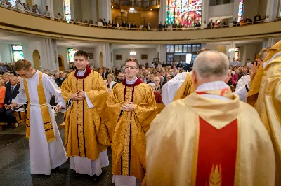 „Na swoje życie i swoje kapłaństwo trzeba popatrzeć w świetle Bożej miłości. Inaczej go nie pojmiemy ani my, ani ci, którzy będą na nas patrzeć” – mówił bp Jan Wątroba podczas Mszy św. z udzieleniem święceń prezbiteratu. 4 czerwca 2022 r. w kościele katedralnym jedenastu diakonów diecezji rzeszowskiej przyjęło sakrament kapłaństwa.
Do grona neoprezbiterów diecezji rzeszowskiej należą: ks. Sebastian Bełz z parafii w Nienadówce, ks. Krzysztof Lampart z parafii w Rudnej Wielkiej, ks. Mateusz Łachmanek z parafii w Lipinkach, ks. Karol Migut z parafii w Jasionce, ks. Marcin Murawski z parafii katedralnej w Rzeszowie, ks. Adrian Pazdan z parafii w Zagorzycach, ks. Tomasz Sienicki z parafii w Bieździedzy, ks. Dominik Świeboda z parafii w Palikówce, ks. Piotr Wąsacz z parafii bł. Władysława Findysza w Rzeszowie, ks. Mateusz Wojtuń z parafii w Święcanach oraz ks. Wiktor Zoła z parafii w Cieklinie.
Mszy św. przewodniczył i święceń udzielił bp Jan Wątroba. Eucharystię koncelebrowało około osiemdziesięciu księży, m.in: przełożeni Wyższego Seminarium Duchownego w Rzeszowie oraz proboszczowie i wikariusze z parafii rodzinnych neoprezbiterów. W Mszy św. uczestniczył abp Edward Nowak, bp Kazimierz Górny i bp Edward Białogłowski.
Zebranych w kościele katedralnym powitał ks. Krzysztof Gołąbek, proboszcz parafii.
W homilii bp Jan Wątroba nawiązał do słów z Ewangelii według św. Jana w których Chrystus tłumaczy co to znaczy być dobrym pasterzem. „Być kapłanem w Kościele Chrystusowym to znaczy mieć udział w Jego pasterskiej misji i stale upodabniać się do Dobrego Pasterza, który zna owce, karmi je, broni i jest gotów oddać życie dla ich dobra” – mówił hierarcha.
Po homilii odbył się obrzędy święceń: przyrzeczenie czci i posłuszeństwa Biskupowi Ordynariuszowi, Litania do Wszystkich Świętych podczas której kandydaci leżeli krzyżem, nałożenie rąk, modlitwa święceń oraz namaszczenie rąk krzyżmem i wręczenie chleba i wina. Podczas Liturgii Eucharystycznej nowo wyświęceni po raz pierwszy wyciągnęli dłonie nad chlebem i winem wypowiadając słowa konsekracji.
Na zakończenie Mszy św. ks. Tomasz Sienicki, podziękował w imieniu nowo wyświęconych wszystkim, którzy przyczynili się do przygotowania ich do kapłaństwa. Słowa wdzięczności, m.in. przełożonym Wyższego Seminarium Duchownego w Rzeszowie i rodzicom neoprezbiterów, wypowiedział bp Jan Wątroba. 
W drodze do zakrystii neoprezbiterzy zatrzymali się przy figurze Matki Bożej Fatimskiej zawierzając swoje kapłaństwo Matce Bożej.
W niedzielę, 5 czerwca, w Uroczystość Zesłania Ducha Świętego, neoprezbiterzy będą sprawować w swoich rodzinnych parafiach uroczyste Msze św. prymicyjne, a w najbliższych tygodniach otrzymają skierowania do parafii.

Fot. ks. Jakub Nagi oraz biala-wrona.pl
