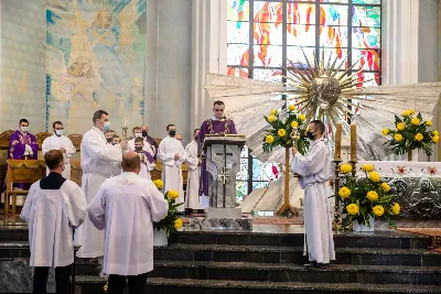 W czwartek 5 listopada o godz. 11.00 Mszą Świętą pogrzebową pożegnaliśmy śp. ks. inf. Stanisława Maca - pierwszego proboszcza i budowniczego Rzeszowskiej Katedry, byłego prepozyta Kapituły Katedralnej i długoletniego dziekana dekanatu Rzeszów – Katedra.  Mszy Świętej przewodniczył bp Jan Wątroba, homilię wygłosił ks. Stanisław Potera. W koncelebrze uczestniczył bp Stanisław Jamrozek - biskup pomocniczy przemyski i ok. 50 księży. fot. Dariusz Kamiński Fotografiarzeszow