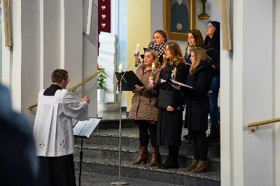 „Nasza wdzięczność jest szczególna wobec osób konsekrowanych za ich czytelne świadectwo wiary i za to, że żyjąc wiarą na co dzień ukazują chrystusowy styl życia” – mówił biskup Jan Wątroba podczas Mszy św. w katedrze rzeszowskiej w święto Ofiarowania Pańskiego. W Eucharystii, z okazji swojego święta patronalnego, uczestniczyły osoby konsekrowane posługujące w diecezji rzeszowskiej.
Mszy św. w katedrze rzeszowskiej przewodniczył bp Jan Wątroba, który modlił się w intencji osób konsekrowanych, przeżywających w święto Ofiarowania Pańskiego (02.02.) swoje święto patronalne. Eucharystię koncelebrował ks. Stanisław Kamiński, wikariusz biskupi ds. zakonnych, a także 9 kapłanów.
Na początku Mszy św. ks. Stanisław Kamiński powitał zebranych i wprowadził w przeżywaną liturgię. Następnie odbył się obrzęd błogosławieństwa świec i procesja z dolnego kościoła do głównej części katedry rzeszowskiej
Homilię wygłosił bp Jan Wątroba, który w pierwszej części, odnosząc się do przeżywanego święta, nawiązał do postawy Matki Najświętszej i św. Józefa. „Maryja uczy nas, że wierność Bogu oznacza wypełnianie prawa Bożego. Ona wypełniła wszystko bez wyjątku. Choć sama nie potrzebowała oczyszczenia, pozostała jednak posłuszna prawu. Skromna, prosta, uboga kobieta, poddana Bogu. W postawie Maryi i Józefa można dostrzec piękną lekcję dla rodziców i wychowawców. Rodzice powinni przedstawiać, czyli zawierzać swoje dzieci Panu Bogu. To jest gest wdzięczności wobec Stwórcy, a także znak wielkiej pokory wobec niełatwej misji rodzicielskiej i wychowawczej. Pełny rozwój człowieka dokonuje się dzięki Bożej łasce, a rodzice powinni się czuć narzędziem Bożej łaski, dlatego powinni często błogosławić swoje dzieci, modlić się za nie i z nimi oraz wciąż na nowo zawierzać je Panu Bogu” – mówił bp Wątroba.
Biskup Rzeszowski odnosząc się do obchodzonego Dnia życia konsekrowanego powiedział: „Trzy elementy wspólnoty: słowo, wierność i otwarcie na Ducha Świętego stanowią istotę życia każdej osoby konsekrowanej. Rozważać słowo Boże, trwać wiernie na modlitwie i być otwartym na to, co Duch Święty chce nam powiedzieć, to wypełnić powołanie do życia konsekrowanego, a jednocześnie wyznać wiarę w Kościół Chrystusowy. Nasza wdzięczność jest szczególna wobec osób konsekrowanych za ich czytelne świadectwo wiary i za to, że żyjąc wiarą na co dzień ukazują chrystusowy styl życia. Towarzyszą nam przez swoją pełną zatroskania miłosierną obecność, ale także przez milczącą obecność przepełnioną modlitwą w intencjach Kościoła, świata, a także poszczególnych osób i wspólnot”.
Po homilii osoby konsekrowane zgromadzone w katedrze odnowiły swoje przyrzeczenia.
Na zakończenie liturgii s. Agata Jakieła CSFN, referentka diecezjalna ds. życia konsekrowanego, podziękowała bp. Janowi Wątrobie za przewodniczenie liturgii i modlitwę w intencji osób życia konsekrowanego.
W Eucharystii w rzeszowskiej katedrze uczestniczyło prawie 100 osób życia konsekrowanego, a pośród nich ojcowie i bracia zakonni, siostry zakonne, wdowy i dziewice konsekrowane oraz członkowie instytutów świeckich. Śpiewy podczas liturgii wykonała Katedralna Schola Liturgiczna pod dyrekcją ks. Juliana Wybrańca, a przy organach zasiadł katedralny organista – Wiesław Siewierski. 

fot. Jola Warchoł