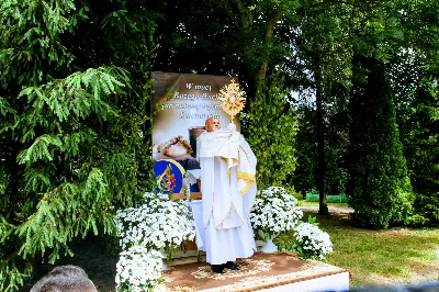 W czwartek w Uroczystość Najświętszego Ciała i Krwi Pańskiej (Boże Ciało) Msza Święta parafialna o godz. 12.00 była sprawowana na osiedlu Drabinianka na placu zieleni między ul. Graniczną i Zieloną. Dziękujemy parafianom za zaangażowanie i pomoc w przygotowaniu ołtarzy: - Ołtarz Mszy Świętej - Spółdzielnia Mieszkaniowa Metalowiec i mieszkańcy ul. Zielonej. - I ołtarz przy kapliczce Matki Bożej Fatimskiej – mieszkańcy bloku ul. Cicha 9. - II ołtarz przy Akademikach – mieszkańcy bloków ul. Cicha 3 i 7. - III ołtarz przed „Energetykiem” mieszkańcy bloku Kwiatkowskiego 5. - IV ołtarz obok bloków ul. Graniczna 4a i 4b – mieszkańcy tychże bloków.  fot. Andrzej Kotowicz