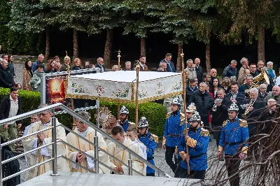 O świcie w Niedzielę Zmartwychwstania została odprawiona uroczysta Mszy św. w rzeszowskiej katedrze. Eucharystię poprzedziła procesja rezurekcyjna z Najświętszym Sakramentem. W oprawie muzycznej celebracji wziął udział katedralny chór chłopięco-męski Pueri Cantores Resovienses oraz katedralna orkiestra dęta.
Dnia 31 marca 2024 r. o godz. 6 w rzeszowskiej katedrze na rozpoczęcie procesji rezurekcyjnej rozbrzmiało zawołanie: „Chrystus zmartwychwstał, prawdziwie zmartwychwstał”. Wyrazem radości paschalnej była procesja z Najświętszym Sakramentem dokoła katedry z udziałem licznie zgromadzonych wiernych, straży grobowej i orkiestry dętej.
Po zakończonej procesji, została odprawiona uroczysta Eucharystia pod przewodnictwem ks. Krzysztofa Gołąbka, prepozyta rzeszowskiej kapituły katedralnej i proboszcza miejscowej wspólnoty parafialnej. Homilię wygłosił ks. Michał Rurak, penitencjarz kapituły, który zachęcał do zgłębiania tajemnicy zmartwychwstania.

„Zmartwychwstania jest czymś jedynym i wyjątkowym w swoim rodzaju. Łatwo napisać i powiedzieć czym zmartwychwstanie nie jest. Ale napisać i powiedzieć czym zmartwychwstanie jest, to zadanie na całe życie, i to nie tylko dla teologa czy księdza. To zadanie dla każdego z nas. Najważniejsze zadanie w życiu, bo ono zdecyduje co z nami będzie” – mówił kaznodzieja.
Ks. Rurak ukazał konsekwencje zmartwychwstania Chrystusa dla każdego wierzącego w kontekście całej historii Boga i człowieka. Mówił: „Zmartwychwstanie nie dotyczy tylko przyszłości, czasu po śmierci. Ono ma także znaczenie dla naszej doczesności. Bo skoro życie ma prowadzić do Zmartwychwstania, to znaczy, że ma wartość samo w sobie, że trzeba je szanować i jak najlepiej przeżyć.”
Na zakończenie Eucharystii transmitowanej przez katolickie Radio „VIA”, katedralny chór chłopięco-męski Pueri Cantores Resovienses pod dyrekcją Aleksandry Fiołek-Matuszewskiej wykonał uroczyste „Alleluja” z oratorium G.F. Haendla. Po zakończonej Mszy św. rezurekcyjnej katedralna orkiestra dęta pod batutą Tadeusza Cielaka odegrała radosne utwory wielkanocne. fot. Joanna Prasoł