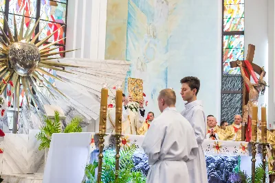 Uroczystość Chrystusa Króla to także święto Akcji Katolickiej i KSM-u. Centralnej uroczystości w Katedrze przewodniczył biskup diecezjalny Jan Wątroba. Eucharystię koncelebrowało 25 księży, wśród nich ks. Stanisław Potera – asystent diecezjalny AK i ks. Tomasz Ryczek – asystent diecezjalny KSM. Po wyznaniu wiary 88 młodych osób złożyło przyrzeczenie Katolickiego Stowarzyszenia Młodzieży. Obrzęd przyrzeczenia prowadził Paweł Grodzki – prezes KSM Diecezji Rzeszowskiej. Ceremonia zakończyła się odśpiewaniem hymnu KSM i zawołaniem: „Przez cnotę, naukę i pracę, służyć Bogu i Ojczyźnie, Gotów!”

Po Komunii św. bp Jan Wątroba, razem z ks. Stanisławem Poterą, wręczył nominacje 20 nowym prezesom oddziałów parafialnych Akcji Katolickiej. Krótkie przemówienia wypowiedzieli kolejno: Jeremi Kalkowski – prezes Zarządu Diecezjalnego Instytutu AK i Paweł Grodzki.

Po Komunii św. wszyscy zebrani uklękli przed Najświętszym Sakramentem. Biskup Ordynariusz odczytał Jubileuszowy Akt Przyjęcia Jezusa Chrystusa za Króla i Pana.

Po Mszy św. bp Jan Wątroba wręczył odznaki i legitymacje nowym członkom KSM.

fot. Fotografiarzeszow