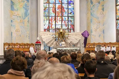 W Wielki Piątek 15.04.2022 r. w Katedrze Rzeszowskiej Liturgii na cześć Męki Pańskiej przewodniczył bp Jan Wątroba.
Mękę naszego Pana Jezusa Chrystusa według świętego Jana śpiewali:
ks. Julian Wybraniec - Jezus
Karol Baraniewicz - Ewangelista
ks. Szczepan Węglowski - Inni
Chór WSD Rzeszów pod dyrekcją ks. dra Andrzeja Widaka
fot. Joanna Prasoł