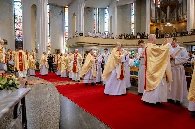 „Na swoje życie i swoje kapłaństwo trzeba popatrzeć w świetle Bożej miłości. Inaczej go nie pojmiemy ani my, ani ci, którzy będą na nas patrzeć” – mówił bp Jan Wątroba podczas Mszy św. z udzieleniem święceń prezbiteratu. 4 czerwca 2022 r. w kościele katedralnym jedenastu diakonów diecezji rzeszowskiej przyjęło sakrament kapłaństwa.
Do grona neoprezbiterów diecezji rzeszowskiej należą: ks. Sebastian Bełz z parafii w Nienadówce, ks. Krzysztof Lampart z parafii w Rudnej Wielkiej, ks. Mateusz Łachmanek z parafii w Lipinkach, ks. Karol Migut z parafii w Jasionce, ks. Marcin Murawski z parafii katedralnej w Rzeszowie, ks. Adrian Pazdan z parafii w Zagorzycach, ks. Tomasz Sienicki z parafii w Bieździedzy, ks. Dominik Świeboda z parafii w Palikówce, ks. Piotr Wąsacz z parafii bł. Władysława Findysza w Rzeszowie, ks. Mateusz Wojtuń z parafii w Święcanach oraz ks. Wiktor Zoła z parafii w Cieklinie.
Mszy św. przewodniczył i święceń udzielił bp Jan Wątroba. Eucharystię koncelebrowało około osiemdziesięciu księży, m.in: przełożeni Wyższego Seminarium Duchownego w Rzeszowie oraz proboszczowie i wikariusze z parafii rodzinnych neoprezbiterów. W Mszy św. uczestniczył abp Edward Nowak, bp Kazimierz Górny i bp Edward Białogłowski.
Zebranych w kościele katedralnym powitał ks. Krzysztof Gołąbek, proboszcz parafii.
W homilii bp Jan Wątroba nawiązał do słów z Ewangelii według św. Jana w których Chrystus tłumaczy co to znaczy być dobrym pasterzem. „Być kapłanem w Kościele Chrystusowym to znaczy mieć udział w Jego pasterskiej misji i stale upodabniać się do Dobrego Pasterza, który zna owce, karmi je, broni i jest gotów oddać życie dla ich dobra” – mówił hierarcha.
Po homilii odbył się obrzędy święceń: przyrzeczenie czci i posłuszeństwa Biskupowi Ordynariuszowi, Litania do Wszystkich Świętych podczas której kandydaci leżeli krzyżem, nałożenie rąk, modlitwa święceń oraz namaszczenie rąk krzyżmem i wręczenie chleba i wina. Podczas Liturgii Eucharystycznej nowo wyświęceni po raz pierwszy wyciągnęli dłonie nad chlebem i winem wypowiadając słowa konsekracji.
Na zakończenie Mszy św. ks. Tomasz Sienicki, podziękował w imieniu nowo wyświęconych wszystkim, którzy przyczynili się do przygotowania ich do kapłaństwa. Słowa wdzięczności, m.in. przełożonym Wyższego Seminarium Duchownego w Rzeszowie i rodzicom neoprezbiterów, wypowiedział bp Jan Wątroba. 
W drodze do zakrystii neoprezbiterzy zatrzymali się przy figurze Matki Bożej Fatimskiej zawierzając swoje kapłaństwo Matce Bożej.
W niedzielę, 5 czerwca, w Uroczystość Zesłania Ducha Świętego, neoprezbiterzy będą sprawować w swoich rodzinnych parafiach uroczyste Msze św. prymicyjne, a w najbliższych tygodniach otrzymają skierowania do parafii.

Fot. ks. Jakub Nagi oraz biala-wrona.pl
