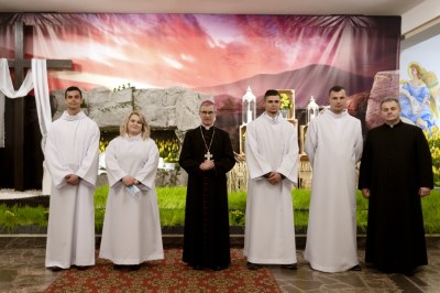 3 kwietnia 2021 r. bp Jan Wątroba przewodniczył liturgii Wigilii Paschalnej w naszej Katedrze. Podczas Mszy Świętej cztery osoby: Patrycja Dominika, Bartłomiej, Dawid Mateusz i Olech przyjęli sakrament chrztu, bierzmowania i Eucharystii.  Neofici przygotowywali się do przyjęcia sakramentów wtajemniczenia chrześcijańskiego w Diecezjalnym Centrum Katechumenatu Dorosłych, które mieści się przy parafii Miłosierdzia Bożego w Rzeszowie (ul. Kardynała K. Wojtyły 114) . Przygotowanie rozpoczyna się we wrześniu i trwa do uroczystości Zesłania Ducha Świętego. Centralnym wydarzeniem formacji jest Wigilia Paschalna, podczas której katechumeni przyjmują sakrament chrztu, bierzmowania i Eucharystii.  fot. Joanna Prasoł 