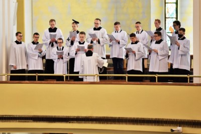 1 kwietnia 2021 r., w Wielki Czwartek, w naszej Katedrze została odprawiona Msza Krzyżma. Eucharystii przewodniczył bp Jan Wątroba. W koncelebrze uczestniczył bp Kazimierz Górny, bp Edward Białogłowski oraz 50 księży – z powodu ograniczeń związanych ze stanem epidemii byli to tylko przedstawiciele duchowieństwa diecezji rzeszowskiej. Do katedry nie przyjechała Liturgiczna Służba Ołtarza i schole. Po Komunii św. bp Jan Wątroba poświęcił olej krzyżma, który jest używany m.in. podczas udzielania sakramentu chrztu, bierzmowania i święceń kapłańskich. Wcześniej biskup pobłogosławił olej chorych i olej katechumenów.  Przed błogosławieństwem ks. Waldemar Dopart, proboszcz parafii św. Józefa na osiedlu Staromieście w Rzeszowie, w imieniu wszystkich kapłanów złożył biskupom świąteczne życzenia.  Na zakończenie Mszy Świętej Biskup Rzeszowski ogłosił nominację ks. Pawła Synosia, delegata biskupa ds. formacji stałej kapłanów na wikariusza biskupiego ds. formacji stałej kapłanów diecezji rzeszowskiej.  fot. ks. Tomasz Nowak