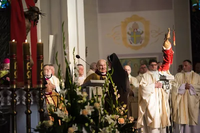 W poniedziałek 18 maja o godz. 18.00 w naszej Katedrze miało miejsce dziękczynienie w stulecie urodzin Karola Wojtyły – św. Jana Pawła II. W tym dniu dziękowaliśmy również i modliliśmy się w intencji naszych Księży Biskupów: Jana – z racji 20. rocznicy sakry biskupiej oraz Kazimierza – z racji 60. rocznicy święceń kapłańskich, a także w intencji naszego Księdza Infułata Stanisława w 60. rocznicę święceń kapłańskich. Eucharystii przewodniczył bp Jan Wątroba. Mszę św. koncelebrowali: bp Kazimierz Górny, bp Edward Białogłowski, infułaci: ks. Stanisław Mac i ks. Wiesław Szurek, księża dziekani oraz duchowni z różnych instytucji diecezji rzeszowskiej.  W Mszy św. uczestniczyły władze państwowe i samorządowe oraz służby mundurowe. fot. Dariusz Kamiński (fotografiarzeszow.com.pl)