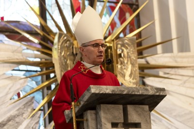 W Wielki Piątek, 2 kwietnia 2021 r., bp Jan Wątroba przewodniczył Liturgii Męki Pańskiej w naszej Katedrze. Znaczna część uczestników nabożeństwa, w związku z przepisami w stanie epidemii, stała na placu przed kościołem.  W ramach Liturgii Słowa wikariusze parafii katedralnej: ks. Marcin Pater i ks. Julian Wybraniec oraz kleryk Krzysztof Lampart zaśpiewali opis Męki Pańskiej wg św. Jana z towarzyszeniem chóru Wyższego Seminarium Duchownego w Rzeszowie pod dyrekcją ks. Andrzeja Widaka. Homilię wygłosił bp Jan Wątroba.  Po homilii odmówiono uroczystą modlitwę wiernych z dodatkowym wezwaniem za udręczonych w okresie epidemii, zatwierdzonym przez Stolicę Apostolską: „Módlmy się za wszystkich udręczonych trwającą epidemią, aby nasz Bóg i Pan przywrócił chorym zdrowie, dał siły tym, którzy się nimi opiekują, pocieszył płaczące rodziny, a zmarłym dał pełnię odkupienia”.  Centralnym wydarzeniem liturgii była adoracja krzyża, który aż do Wigilii Paschalnej jest najważniejszym punktem w kościele. Następnie przyniesiono z ciemnicy Najświętszy Sakrament i odbył się obrzęd Komunii św.  Ostatnią częścią liturgii była procesja do Grobu Pańskiego, który, podobnie jak ciemnica, znajduje się w dolnym kościele katedry. Na specjalnym podwyższeniu z drewnianych skrzynek umieszczono Najświętszy Sakrament w monstrancji okrytej białym przejrzystym welonem – symbolem całunu, w który owinięto ciało zmarłego Chrystusa.  fot. Joanna Prasoł