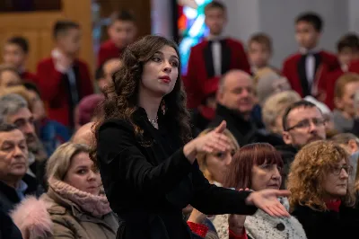 W niedzielę 22 stycznia 2023 r. podczas Mszy Świętej o godz. 12.00 posługę muzyczną podjął nasz Katedralny Chór Chłopięco-Męski „Pueri Cantores Resovienses” pod dyrekcją Edyty Kotuli oraz Angeliki Pacuty. Po Eucharystii miał miejsce koncert Chóru, w którego programie znalazł się bogaty repertuar kolęd, pastorałek i bożonarodzeniowych pieśni. 
Podczas koncertu wystąpili gościnnie: sopranistka – Katarzyna Bembenek wraz z akompaniatorem – Grzegorzem Mazurem oraz skrzypek Paweł Dubiel, któremu towarzyszył chórzysta i pianista – Maksymilian Rogóż.
fot. Joanna Prasoł
