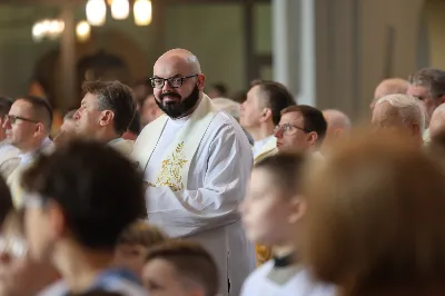 „Eucharystia powinna nas prowadzić do odkrycia kapłańskiej misji Ludu Bożego, kapłańskiej misji każdego z nas” – powiedział Biskup Rzeszowski podczas Mszy Wieczerzy Pańskiej, której przewodniczył w katedrze rzeszowskiej w Wielki Czwartek, 2 kwietnia 2026 r.
Podczas uroczystej liturgii Wielkiego Czwartku w katedrze rzeszowskiej, której przewodniczył bp Jan Wątroba, wierni zostali zaproszeni do refleksji nad tajemnicą Eucharystii, kapłaństwa oraz powołania całego Ludu Bożego do udziału w misji Chrystusa. Na zakończenie homilii biskup zachęcił do szczególnej modlitwy za kapłanów, zwłaszcza tych przeżywających trudności i kryzysy. „Panie Jezu, dobry pasterzu i towarzyszu wędrówki, dziś powierzamy Ci wszystkich kapłanów, ale zwłaszcza tych, którzy przechodzą chwilę kryzysu” – powiedział Biskup Rzeszowski. Wezwał także wspólnotę wiernych do troski o kapłanów poprzez modlitwę, życzliwość i wsparcie.
Wielkoczwartkowa liturgia w katedrze rzeszowskiej stała się nie tylko dziękczynieniem za dar Eucharystii i kapłaństwa, ale także wezwaniem do odnowienia świadomości odpowiedzialności każdego wiernego za życie Kościoła i świadectwo wiary w świecie. fot. ks. Jakub Oczkowicz