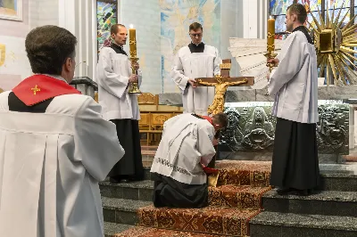 W Wielki Piątek 15.04.2022 r. w Katedrze Rzeszowskiej Liturgii na cześć Męki Pańskiej przewodniczył bp Jan Wątroba.
Mękę naszego Pana Jezusa Chrystusa według świętego Jana śpiewali:
ks. Julian Wybraniec - Jezus
Karol Baraniewicz - Ewangelista
ks. Szczepan Węglowski - Inni
Chór WSD Rzeszów pod dyrekcją ks. dra Andrzeja Widaka
fot. Joanna Prasoł