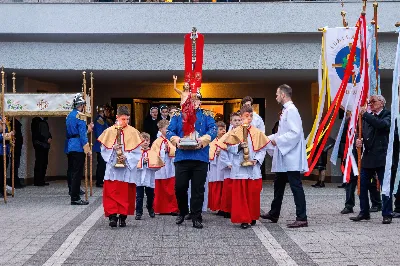 O świcie w Niedzielę Zmartwychwstania została odprawiona uroczysta Mszy św. w rzeszowskiej katedrze. Eucharystię poprzedziła procesja rezurekcyjna z Najświętszym Sakramentem. W oprawie muzycznej celebracji wziął udział katedralny chór chłopięco-męski Pueri Cantores Resovienses oraz katedralna orkiestra dęta.
Dnia 31 marca 2024 r. o godz. 6 w rzeszowskiej katedrze na rozpoczęcie procesji rezurekcyjnej rozbrzmiało zawołanie: „Chrystus zmartwychwstał, prawdziwie zmartwychwstał”. Wyrazem radości paschalnej była procesja z Najświętszym Sakramentem dokoła katedry z udziałem licznie zgromadzonych wiernych, straży grobowej i orkiestry dętej.
Po zakończonej procesji, została odprawiona uroczysta Eucharystia pod przewodnictwem ks. Krzysztofa Gołąbka, prepozyta rzeszowskiej kapituły katedralnej i proboszcza miejscowej wspólnoty parafialnej. Homilię wygłosił ks. Michał Rurak, penitencjarz kapituły, który zachęcał do zgłębiania tajemnicy zmartwychwstania.

„Zmartwychwstania jest czymś jedynym i wyjątkowym w swoim rodzaju. Łatwo napisać i powiedzieć czym zmartwychwstanie nie jest. Ale napisać i powiedzieć czym zmartwychwstanie jest, to zadanie na całe życie, i to nie tylko dla teologa czy księdza. To zadanie dla każdego z nas. Najważniejsze zadanie w życiu, bo ono zdecyduje co z nami będzie” – mówił kaznodzieja.
Ks. Rurak ukazał konsekwencje zmartwychwstania Chrystusa dla każdego wierzącego w kontekście całej historii Boga i człowieka. Mówił: „Zmartwychwstanie nie dotyczy tylko przyszłości, czasu po śmierci. Ono ma także znaczenie dla naszej doczesności. Bo skoro życie ma prowadzić do Zmartwychwstania, to znaczy, że ma wartość samo w sobie, że trzeba je szanować i jak najlepiej przeżyć.”
Na zakończenie Eucharystii transmitowanej przez katolickie Radio „VIA”, katedralny chór chłopięco-męski Pueri Cantores Resovienses pod dyrekcją Aleksandry Fiołek-Matuszewskiej wykonał uroczyste „Alleluja” z oratorium G.F. Haendla. Po zakończonej Mszy św. rezurekcyjnej katedralna orkiestra dęta pod batutą Tadeusza Cielaka odegrała radosne utwory wielkanocne. fot. Joanna Prasoł