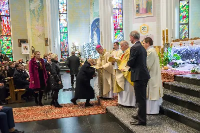 Uroczystość Chrystusa Króla to także święto Akcji Katolickiej i KSM-u. Centralnej uroczystości w Katedrze przewodniczył biskup diecezjalny Jan Wątroba. Eucharystię koncelebrowało 25 księży, wśród nich ks. Stanisław Potera – asystent diecezjalny AK i ks. Tomasz Ryczek – asystent diecezjalny KSM. Po wyznaniu wiary 88 młodych osób złożyło przyrzeczenie Katolickiego Stowarzyszenia Młodzieży. Obrzęd przyrzeczenia prowadził Paweł Grodzki – prezes KSM Diecezji Rzeszowskiej. Ceremonia zakończyła się odśpiewaniem hymnu KSM i zawołaniem: „Przez cnotę, naukę i pracę, służyć Bogu i Ojczyźnie, Gotów!”

Po Komunii św. bp Jan Wątroba, razem z ks. Stanisławem Poterą, wręczył nominacje 20 nowym prezesom oddziałów parafialnych Akcji Katolickiej. Krótkie przemówienia wypowiedzieli kolejno: Jeremi Kalkowski – prezes Zarządu Diecezjalnego Instytutu AK i Paweł Grodzki.

Po Komunii św. wszyscy zebrani uklękli przed Najświętszym Sakramentem. Biskup Ordynariusz odczytał Jubileuszowy Akt Przyjęcia Jezusa Chrystusa za Króla i Pana.

Po Mszy św. bp Jan Wątroba wręczył odznaki i legitymacje nowym członkom KSM.

fot. Fotografiarzeszow