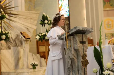 Maj to dla wielu najpiękniejszy miesiąc w roku. W liturgii Kościoła szczególnie wtedy czcimy Maryję oraz radujemy się ze Zmartwychwstania Pańskiego. W niedzielę 8 maja w naszej Katedrze dzieci z klas III doświadczyły równie wielkiej radości po raz pierwszy w pełni uczestnicząc we Mszy Świętej. To niezwykłe spotkanie z Chrystusem w Komunii Świętej zostało poprzedzone przygotowaniem poprzez katechezy w szkole i spotkania w parafii, a także spowiedzią. Poprzez niedzielne Eucharystie o godz. 12.00 i 13.30 celebrowane przez ks. Krzysztofa Gołąbka, proboszcza naszej Katedry, 88 dzieci rozpoczęło wielką przygodę z Jezusem ukrytym w Najświętszym Sakramencie. Towarzyszyli im rodzice, którzy wraz ze swoimi dziećmi przygotowywali się do tego wydarzenia, a także najbliższa rodzina. Posługę w liturgii Mszy Świętej pełniły dzieci pierwszokomunijne oraz ich rodzice.
Wielka radość serc dzieci komunijnych promieniowała na wszystkich uczestników Mszy Świętej i przypominała zebranym na liturgii, że spotkanie z Jezusem Eucharystycznym to przywilej i wielkie szczęście. Czas tej wielkiej radości został przedłużony przez „Biały Tydzień”, w którym dzieci uczestniczyły w wieczornej Eucharystii, przyjmując Jezusa do swoich serc. 

Wszystkim dzieciom, które w tym roku przeżywały swoją Pierwszą Komunię Świętą, życzymy, aby nie gasł w nich zapał do poznawania Jezusa i Jego nauki, a radość, jaka towarzyszyła tym dniom, była nieodłączną towarzyszką ich spotkań z Jezusem w Eucharystii. A s. Julicie i ks. Julianowi dziękujemy za serce włożone w przygotowanie dzieci do tego wielkiego wydarzenia.

fot. Paweł Styka