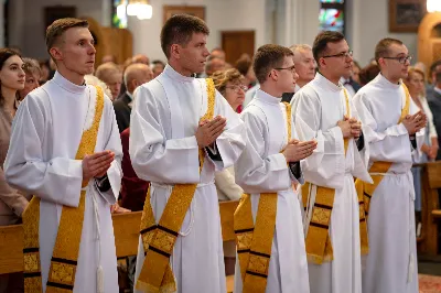 „Na swoje życie i swoje kapłaństwo trzeba popatrzeć w świetle Bożej miłości. Inaczej go nie pojmiemy ani my, ani ci, którzy będą na nas patrzeć” – mówił bp Jan Wątroba podczas Mszy św. z udzieleniem święceń prezbiteratu. 4 czerwca 2022 r. w kościele katedralnym jedenastu diakonów diecezji rzeszowskiej przyjęło sakrament kapłaństwa.
Do grona neoprezbiterów diecezji rzeszowskiej należą: ks. Sebastian Bełz z parafii w Nienadówce, ks. Krzysztof Lampart z parafii w Rudnej Wielkiej, ks. Mateusz Łachmanek z parafii w Lipinkach, ks. Karol Migut z parafii w Jasionce, ks. Marcin Murawski z parafii katedralnej w Rzeszowie, ks. Adrian Pazdan z parafii w Zagorzycach, ks. Tomasz Sienicki z parafii w Bieździedzy, ks. Dominik Świeboda z parafii w Palikówce, ks. Piotr Wąsacz z parafii bł. Władysława Findysza w Rzeszowie, ks. Mateusz Wojtuń z parafii w Święcanach oraz ks. Wiktor Zoła z parafii w Cieklinie.
Mszy św. przewodniczył i święceń udzielił bp Jan Wątroba. Eucharystię koncelebrowało około osiemdziesięciu księży, m.in: przełożeni Wyższego Seminarium Duchownego w Rzeszowie oraz proboszczowie i wikariusze z parafii rodzinnych neoprezbiterów. W Mszy św. uczestniczył abp Edward Nowak, bp Kazimierz Górny i bp Edward Białogłowski.
Zebranych w kościele katedralnym powitał ks. Krzysztof Gołąbek, proboszcz parafii.
W homilii bp Jan Wątroba nawiązał do słów z Ewangelii według św. Jana w których Chrystus tłumaczy co to znaczy być dobrym pasterzem. „Być kapłanem w Kościele Chrystusowym to znaczy mieć udział w Jego pasterskiej misji i stale upodabniać się do Dobrego Pasterza, który zna owce, karmi je, broni i jest gotów oddać życie dla ich dobra” – mówił hierarcha.
Po homilii odbył się obrzędy święceń: przyrzeczenie czci i posłuszeństwa Biskupowi Ordynariuszowi, Litania do Wszystkich Świętych podczas której kandydaci leżeli krzyżem, nałożenie rąk, modlitwa święceń oraz namaszczenie rąk krzyżmem i wręczenie chleba i wina. Podczas Liturgii Eucharystycznej nowo wyświęceni po raz pierwszy wyciągnęli dłonie nad chlebem i winem wypowiadając słowa konsekracji.
Na zakończenie Mszy św. ks. Tomasz Sienicki, podziękował w imieniu nowo wyświęconych wszystkim, którzy przyczynili się do przygotowania ich do kapłaństwa. Słowa wdzięczności, m.in. przełożonym Wyższego Seminarium Duchownego w Rzeszowie i rodzicom neoprezbiterów, wypowiedział bp Jan Wątroba. 
W drodze do zakrystii neoprezbiterzy zatrzymali się przy figurze Matki Bożej Fatimskiej zawierzając swoje kapłaństwo Matce Bożej.
W niedzielę, 5 czerwca, w Uroczystość Zesłania Ducha Świętego, neoprezbiterzy będą sprawować w swoich rodzinnych parafiach uroczyste Msze św. prymicyjne, a w najbliższych tygodniach otrzymają skierowania do parafii.

Fot. ks. Jakub Nagi oraz biala-wrona.pl
