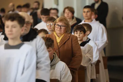„Eucharystia powinna nas prowadzić do odkrycia kapłańskiej misji Ludu Bożego, kapłańskiej misji każdego z nas” – powiedział Biskup Rzeszowski podczas Mszy Wieczerzy Pańskiej, której przewodniczył w katedrze rzeszowskiej w Wielki Czwartek, 2 kwietnia 2026 r.
Podczas uroczystej liturgii Wielkiego Czwartku w katedrze rzeszowskiej, której przewodniczył bp Jan Wątroba, wierni zostali zaproszeni do refleksji nad tajemnicą Eucharystii, kapłaństwa oraz powołania całego Ludu Bożego do udziału w misji Chrystusa. Na zakończenie homilii biskup zachęcił do szczególnej modlitwy za kapłanów, zwłaszcza tych przeżywających trudności i kryzysy. „Panie Jezu, dobry pasterzu i towarzyszu wędrówki, dziś powierzamy Ci wszystkich kapłanów, ale zwłaszcza tych, którzy przechodzą chwilę kryzysu” – powiedział Biskup Rzeszowski. Wezwał także wspólnotę wiernych do troski o kapłanów poprzez modlitwę, życzliwość i wsparcie.
Wielkoczwartkowa liturgia w katedrze rzeszowskiej stała się nie tylko dziękczynieniem za dar Eucharystii i kapłaństwa, ale także wezwaniem do odnowienia świadomości odpowiedzialności każdego wiernego za życie Kościoła i świadectwo wiary w świecie. fot. ks. Jakub Oczkowicz