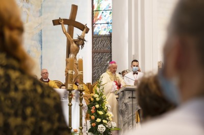 W piątek (11 czerwca) obchodziliśmy Uroczystość Najświętszego Serca Pana Jezusa - nasz odpust parafialny. Dziękujemy za tak liczny udział! Kazania odpustowe wygłosił ks. dziekan Krzysztof Szopa, proboszcz parafii Osobnica, były wikariusz naszej parafii. O godz. 18.00 uroczystej Mszy Świętej przewodniczył bp Jan Ozgi z Kamerunu (wikariusz katedralny w latach 1981-1985). Podczas Mszy Świętej zaśpiewał Katedralny Chór Chłopięco-Męski Pueri Cantores Resovienses i zagrała orkiestra dęta.  fot. Joanna Prasoł