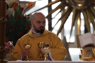 „Eucharystia powinna nas prowadzić do odkrycia kapłańskiej misji Ludu Bożego, kapłańskiej misji każdego z nas” – powiedział Biskup Rzeszowski podczas Mszy Wieczerzy Pańskiej, której przewodniczył w katedrze rzeszowskiej w Wielki Czwartek, 2 kwietnia 2026 r.
Podczas uroczystej liturgii Wielkiego Czwartku w katedrze rzeszowskiej, której przewodniczył bp Jan Wątroba, wierni zostali zaproszeni do refleksji nad tajemnicą Eucharystii, kapłaństwa oraz powołania całego Ludu Bożego do udziału w misji Chrystusa. Na zakończenie homilii biskup zachęcił do szczególnej modlitwy za kapłanów, zwłaszcza tych przeżywających trudności i kryzysy. „Panie Jezu, dobry pasterzu i towarzyszu wędrówki, dziś powierzamy Ci wszystkich kapłanów, ale zwłaszcza tych, którzy przechodzą chwilę kryzysu” – powiedział Biskup Rzeszowski. Wezwał także wspólnotę wiernych do troski o kapłanów poprzez modlitwę, życzliwość i wsparcie.
Wielkoczwartkowa liturgia w katedrze rzeszowskiej stała się nie tylko dziękczynieniem za dar Eucharystii i kapłaństwa, ale także wezwaniem do odnowienia świadomości odpowiedzialności każdego wiernego za życie Kościoła i świadectwo wiary w świecie. fot. ks. Jakub Oczkowicz