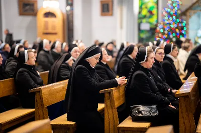 „Nasza wdzięczność jest szczególna wobec osób konsekrowanych za ich czytelne świadectwo wiary i za to, że żyjąc wiarą na co dzień ukazują chrystusowy styl życia” – mówił biskup Jan Wątroba podczas Mszy św. w katedrze rzeszowskiej w święto Ofiarowania Pańskiego. W Eucharystii, z okazji swojego święta patronalnego, uczestniczyły osoby konsekrowane posługujące w diecezji rzeszowskiej.
Mszy św. w katedrze rzeszowskiej przewodniczył bp Jan Wątroba, który modlił się w intencji osób konsekrowanych, przeżywających w święto Ofiarowania Pańskiego (02.02.) swoje święto patronalne. Eucharystię koncelebrował ks. Stanisław Kamiński, wikariusz biskupi ds. zakonnych, a także 9 kapłanów.
Na początku Mszy św. ks. Stanisław Kamiński powitał zebranych i wprowadził w przeżywaną liturgię. Następnie odbył się obrzęd błogosławieństwa świec i procesja z dolnego kościoła do głównej części katedry rzeszowskiej
Homilię wygłosił bp Jan Wątroba, który w pierwszej części, odnosząc się do przeżywanego święta, nawiązał do postawy Matki Najświętszej i św. Józefa. „Maryja uczy nas, że wierność Bogu oznacza wypełnianie prawa Bożego. Ona wypełniła wszystko bez wyjątku. Choć sama nie potrzebowała oczyszczenia, pozostała jednak posłuszna prawu. Skromna, prosta, uboga kobieta, poddana Bogu. W postawie Maryi i Józefa można dostrzec piękną lekcję dla rodziców i wychowawców. Rodzice powinni przedstawiać, czyli zawierzać swoje dzieci Panu Bogu. To jest gest wdzięczności wobec Stwórcy, a także znak wielkiej pokory wobec niełatwej misji rodzicielskiej i wychowawczej. Pełny rozwój człowieka dokonuje się dzięki Bożej łasce, a rodzice powinni się czuć narzędziem Bożej łaski, dlatego powinni często błogosławić swoje dzieci, modlić się za nie i z nimi oraz wciąż na nowo zawierzać je Panu Bogu” – mówił bp Wątroba.
Biskup Rzeszowski odnosząc się do obchodzonego Dnia życia konsekrowanego powiedział: „Trzy elementy wspólnoty: słowo, wierność i otwarcie na Ducha Świętego stanowią istotę życia każdej osoby konsekrowanej. Rozważać słowo Boże, trwać wiernie na modlitwie i być otwartym na to, co Duch Święty chce nam powiedzieć, to wypełnić powołanie do życia konsekrowanego, a jednocześnie wyznać wiarę w Kościół Chrystusowy. Nasza wdzięczność jest szczególna wobec osób konsekrowanych za ich czytelne świadectwo wiary i za to, że żyjąc wiarą na co dzień ukazują chrystusowy styl życia. Towarzyszą nam przez swoją pełną zatroskania miłosierną obecność, ale także przez milczącą obecność przepełnioną modlitwą w intencjach Kościoła, świata, a także poszczególnych osób i wspólnot”.
Po homilii osoby konsekrowane zgromadzone w katedrze odnowiły swoje przyrzeczenia.
Na zakończenie liturgii s. Agata Jakieła CSFN, referentka diecezjalna ds. życia konsekrowanego, podziękowała bp. Janowi Wątrobie za przewodniczenie liturgii i modlitwę w intencji osób życia konsekrowanego.
W Eucharystii w rzeszowskiej katedrze uczestniczyło prawie 100 osób życia konsekrowanego, a pośród nich ojcowie i bracia zakonni, siostry zakonne, wdowy i dziewice konsekrowane oraz członkowie instytutów świeckich. Śpiewy podczas liturgii wykonała Katedralna Schola Liturgiczna pod dyrekcją ks. Juliana Wybrańca, a przy organach zasiadł katedralny organista – Wiesław Siewierski. 

fot. Jola Warchoł