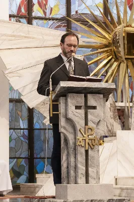 W Wielki Piątek 15.04.2022 r. w Katedrze Rzeszowskiej Liturgii na cześć Męki Pańskiej przewodniczył bp Jan Wątroba.
Mękę naszego Pana Jezusa Chrystusa według świętego Jana śpiewali:
ks. Julian Wybraniec - Jezus
Karol Baraniewicz - Ewangelista
ks. Szczepan Węglowski - Inni
Chór WSD Rzeszów pod dyrekcją ks. dra Andrzeja Widaka
fot. Joanna Prasoł