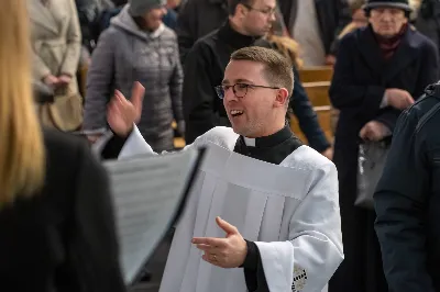 W środę popielcową (22.02.) biskup Jan Wątroba odprawił w katedrze rzeszowskiej Mszę Świętą na rozpoczęcie Wielkiego Postu. Homilię wygłosił ks. Sławomir Jeziorski, który prowadzi rekolekcje wielkopostne w parafii katedralnej. Podczas Eucharystii odbył się obrzęd posypania głów popiołem. Śpiew podczas liturgii prowadziła Katedralna Schola Liturgiczna. Liturgia była transmitowana przez Radio VIA.
fot. Joanna Prasoł