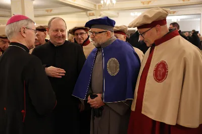 W liturgiczne wspomnienie św. Jana Apostoła (27 grudnia) w katedrze rzeszowskiej celebrowano Eucharystię, której przewodniczył bp Jan Wątroba. Mszę św. koncelebrował abp Edward Nowak, bp Edward Białogłowski, a także ok. 60 kapłanów, którzy wraz z przedstawicielami wspólnot, stowarzyszeń i instytucji modlili się w intencji Biskupa Rzeszowskiego z okazji jego imienin.
Homilię wygłosił ks. Janusz Kosior, proboszcz parafii pw. św. Jadwigi Królowej w Rzeszowie.
Na zakończenie Mszy św. bp Jan Wątroba podziękował za modlitwę i życzenia. 
fot. ks. Jakub Oczkowicz
