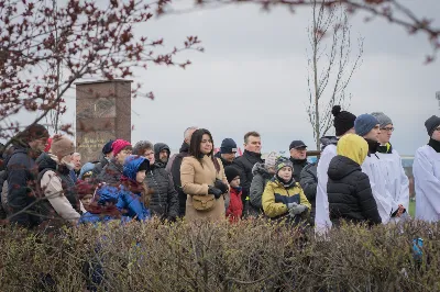 W Wielki Piątek (7 kwietnia) w Parku Papieskim odbyła się Droga Krzyżowa wprowadzająca w przeżywanie Liturgii Męki Pańskiej. Prowadzona była przez wspólnotę Wyższego Seminarium Duchownego w Rzeszowie pod przewodnictwem Biskupa Rzeszowskiego Jana Wątroby. W rozważaniach kolejnych stacji, ks. dr Mateusz Rachwalski, prefekt seminarium, zachęcał do życia zgodnie z nauką wypływającą z krzyża Chrystusowego.
fot. Małgorzata Ryndak