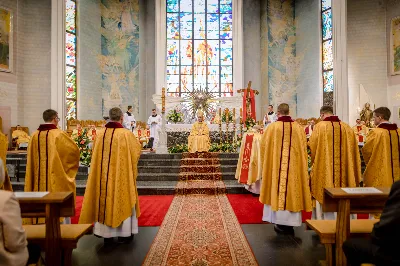 „Na swoje życie i swoje kapłaństwo trzeba popatrzeć w świetle Bożej miłości. Inaczej go nie pojmiemy ani my, ani ci, którzy będą na nas patrzeć” – mówił bp Jan Wątroba podczas Mszy św. z udzieleniem święceń prezbiteratu. 4 czerwca 2022 r. w kościele katedralnym jedenastu diakonów diecezji rzeszowskiej przyjęło sakrament kapłaństwa.
Do grona neoprezbiterów diecezji rzeszowskiej należą: ks. Sebastian Bełz z parafii w Nienadówce, ks. Krzysztof Lampart z parafii w Rudnej Wielkiej, ks. Mateusz Łachmanek z parafii w Lipinkach, ks. Karol Migut z parafii w Jasionce, ks. Marcin Murawski z parafii katedralnej w Rzeszowie, ks. Adrian Pazdan z parafii w Zagorzycach, ks. Tomasz Sienicki z parafii w Bieździedzy, ks. Dominik Świeboda z parafii w Palikówce, ks. Piotr Wąsacz z parafii bł. Władysława Findysza w Rzeszowie, ks. Mateusz Wojtuń z parafii w Święcanach oraz ks. Wiktor Zoła z parafii w Cieklinie.
Mszy św. przewodniczył i święceń udzielił bp Jan Wątroba. Eucharystię koncelebrowało około osiemdziesięciu księży, m.in: przełożeni Wyższego Seminarium Duchownego w Rzeszowie oraz proboszczowie i wikariusze z parafii rodzinnych neoprezbiterów. W Mszy św. uczestniczył abp Edward Nowak, bp Kazimierz Górny i bp Edward Białogłowski.
Zebranych w kościele katedralnym powitał ks. Krzysztof Gołąbek, proboszcz parafii.
W homilii bp Jan Wątroba nawiązał do słów z Ewangelii według św. Jana w których Chrystus tłumaczy co to znaczy być dobrym pasterzem. „Być kapłanem w Kościele Chrystusowym to znaczy mieć udział w Jego pasterskiej misji i stale upodabniać się do Dobrego Pasterza, który zna owce, karmi je, broni i jest gotów oddać życie dla ich dobra” – mówił hierarcha.
Po homilii odbył się obrzędy święceń: przyrzeczenie czci i posłuszeństwa Biskupowi Ordynariuszowi, Litania do Wszystkich Świętych podczas której kandydaci leżeli krzyżem, nałożenie rąk, modlitwa święceń oraz namaszczenie rąk krzyżmem i wręczenie chleba i wina. Podczas Liturgii Eucharystycznej nowo wyświęceni po raz pierwszy wyciągnęli dłonie nad chlebem i winem wypowiadając słowa konsekracji.
Na zakończenie Mszy św. ks. Tomasz Sienicki, podziękował w imieniu nowo wyświęconych wszystkim, którzy przyczynili się do przygotowania ich do kapłaństwa. Słowa wdzięczności, m.in. przełożonym Wyższego Seminarium Duchownego w Rzeszowie i rodzicom neoprezbiterów, wypowiedział bp Jan Wątroba. 
W drodze do zakrystii neoprezbiterzy zatrzymali się przy figurze Matki Bożej Fatimskiej zawierzając swoje kapłaństwo Matce Bożej.
W niedzielę, 5 czerwca, w Uroczystość Zesłania Ducha Świętego, neoprezbiterzy będą sprawować w swoich rodzinnych parafiach uroczyste Msze św. prymicyjne, a w najbliższych tygodniach otrzymają skierowania do parafii.

Fot. ks. Jakub Nagi oraz biala-wrona.pl
