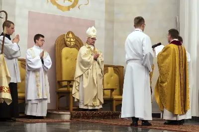 16 kwietnia 2022 r. bp Jan Wątroba przewodniczył liturgii Wigilii Paschalnej w naszej Katedrze. Podczas Mszy Świętej trzy osoby: Justyna, Anna i Nikola przyjęły sakrament chrztu, bierzmowania i Eucharystii.
fot. Joanna Prasoł