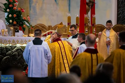 27 maja 2023 r. w Katedrze Rzeszowskiej sześciu diakonów naszej diecezji przyjęło sakrament kapłaństwa.
Do grona neoprezbiterów diecezji rzeszowskiej należą: ks. Mikołaj Czurczak z parafii pw. Znalezienia Krzyża Świętego w Niebylcu, ks. Sebastian Drzał z parafii pw. Miłosierdzia Bożego w Łukawcu, ks. Damian Knapik z parafii pw. Najświętszego Serca Pana Jezusa w Pagorzynie, ks. Michał Mycek z parafii pw. Narodzenia Najświętszej Maryi Panny w Sędziszowie Małopolskim, ks. Jakub Ochoński z parafii pw. Św. Michała Archanioła w Rzeszowie, ks. Rafał Szpunar z parafii pw. Św. Stanisława Kostki w Jasionce.
Mszy św. przewodniczył i święceń udzielił biskup Jan Wątroba. Eucharystię koncelebrowało około 70 księży, m.in: przełożeni Wyższego Seminarium Duchownego w Rzeszowie oraz proboszczowie i wikariusze z parafii rodzinnych neoprezbiterów. W Eucharystii uczestniczył arcybiskup Edward Nowak, biskup Kazimierz Górny i biskup Edward Białogłowski.
W niedzielę, 28 maja, w Uroczystość Zesłania Ducha Świętego, neoprezbiterzy będą sprawować w swoich rodzinnych parafiach uroczyste Msze św. prymicyjne, a w najbliższych tygodniach otrzymają skierowania do parafii. 
fot. Piotr Szorc