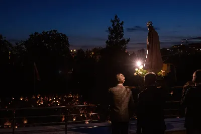 W niedzielę 13 sierpnia przeżywaliśmy kolejne w tym roku Nabożeństwo Fatimskie. O godz. 18.40 zostały przedstawione prośby i podziękowania do Matki Bożej Fatimskiej, w intencji których sprawowana była także Msza Święta. Eucharystii przewodniczył ks. Piotr Fortuna (proboszcz parafii Rzeszów-Matysówka), homilię zaś wygłosił ks. Jan Pyziak (proboszcz parafii Rzeszów-Matysówka w latach 1985-2018). Po Mszy Świętej wyruszyła procesja z figurą Matki Bożej, podczas której modlitwę różańcową prowadzili przedstawiciele parafii Rzeszów-Zalesie wraz ze swoim duszpasterzem ks. Łukaszem Jaskiem. Modlitwę ubogaciła obecność Orkiestry Dętej pod dyrekcją Tadeusza Cielaka. Nabożeństwo zakończył Apel Jasnogórski. fot. Joanna Prasoł