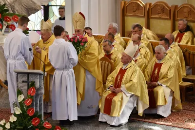 W Wielki Czwartek, 18 kwietnia 2019 r., w rzeszowskiej katedrze odbyła się Msza Krzyżma, w której uczestniczyło 243 kapłanów. Mszy św. przewodniczył bp Jan Wątroba. W koncelebrze uczestniczyli m.in.: bp Kazimierz Górny, bp Edward Białogłowski oraz infułaci: ks. Stanisław Mac i ks. Wiesław Szurek. Podczas Eucharystii bardzo licznie była reprezentowana Liturgiczna Służba Ołtarza: lektorzy, ministranci, dziewczęca służba maryjna i schole.  Po Komunii św. bp Jan Wątroba poświęcił olej krzyżma, który jest używany m.in. podczas udzielania sakramentu chrztu, bierzmowania i święceń kapłańskich. Wcześniej biskup pobłogosławił olej chorych i olej katechumenów.  Przed błogosławieństwem ks. Zbigniew Irzyk, dziekan dekanatu Jasło-Wschód, proboszcz parafii farnej w Jaśle, w imieniu wszystkich kapłanów złożył biskupom świąteczne życzenia. Biskupom złożyli życzenia również przedstawiciele Liturgicznej Służby Ołtarza.  Już po Mszy św. dziekani lub ich przedstawiciele odebrali poświęcone oleje.  fot. ks. Tomasz Nowak 