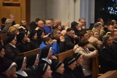W liturgiczne wspomnienie św. Jana Apostoła (27 grudnia) w katedrze rzeszowskiej celebrowano Eucharystię, której przewodniczył bp Jan Wątroba. Mszę św. koncelebrował abp Edward Nowak, bp Edward Białogłowski, a także ok. 60 kapłanów, którzy wraz z przedstawicielami wspólnot, stowarzyszeń i instytucji modlili się w intencji Biskupa Rzeszowskiego z okazji jego imienin.
Homilię wygłosił ks. Janusz Kosior, proboszcz parafii pw. św. Jadwigi Królowej w Rzeszowie.
Na zakończenie Mszy św. bp Jan Wątroba podziękował za modlitwę i życzenia. 
fot. ks. Jakub Oczkowicz
