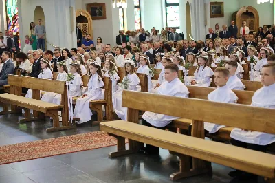 Maj to dla wielu najpiękniejszy miesiąc w roku. W liturgii Kościoła szczególnie wtedy czcimy Maryję oraz radujemy się ze Zmartwychwstania Pańskiego. W niedzielę 8 maja w naszej Katedrze dzieci z klas III doświadczyły równie wielkiej radości po raz pierwszy w pełni uczestnicząc we Mszy Świętej. To niezwykłe spotkanie z Chrystusem w Komunii Świętej zostało poprzedzone przygotowaniem poprzez katechezy w szkole i spotkania w parafii, a także spowiedzią. Poprzez niedzielne Eucharystie o godz. 12.00 i 13.30 celebrowane przez ks. Krzysztofa Gołąbka, proboszcza naszej Katedry, 88 dzieci rozpoczęło wielką przygodę z Jezusem ukrytym w Najświętszym Sakramencie. Towarzyszyli im rodzice, którzy wraz ze swoimi dziećmi przygotowywali się do tego wydarzenia, a także najbliższa rodzina. Posługę w liturgii Mszy Świętej pełniły dzieci pierwszokomunijne oraz ich rodzice.
Wielka radość serc dzieci komunijnych promieniowała na wszystkich uczestników Mszy Świętej i przypominała zebranym na liturgii, że spotkanie z Jezusem Eucharystycznym to przywilej i wielkie szczęście. Czas tej wielkiej radości został przedłużony przez „Biały Tydzień”, w którym dzieci uczestniczyły w wieczornej Eucharystii, przyjmując Jezusa do swoich serc. 

Wszystkim dzieciom, które w tym roku przeżywały swoją Pierwszą Komunię Świętą, życzymy, aby nie gasł w nich zapał do poznawania Jezusa i Jego nauki, a radość, jaka towarzyszyła tym dniom, była nieodłączną towarzyszką ich spotkań z Jezusem w Eucharystii. A s. Julicie i ks. Julianowi dziękujemy za serce włożone w przygotowanie dzieci do tego wielkiego wydarzenia.

fot. Paweł Styka